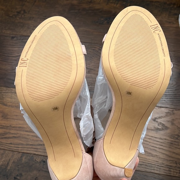 Women’s Heels - Picture 4 of 6